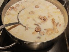 -尚尚仙·酸汤猪手·猪肚鸡火锅(华联万柳购物中心店)