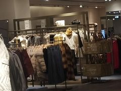 -URBAN REVIVO(济南领秀城贵和购物中心店)