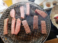 如图左边两种肉-飞驒牛 烤肉 马食一代(銀座店)