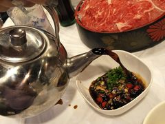 用水壶装的酱油-鲜入围煮花胶鸡海鲜火锅