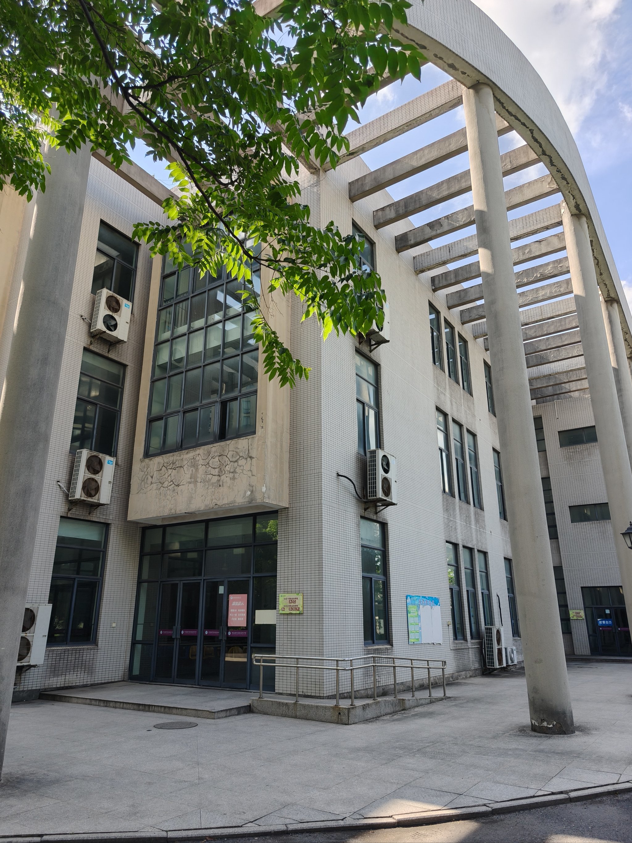 探校| 杭州市夏衍中学