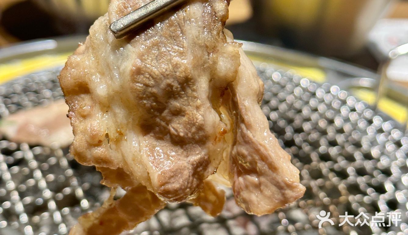 当韩国特色酱油蟹遇上烤肉 美味佳肴尽在此处