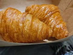 枫糖牛角面包配拿铁咖啡-味多美(江安路店)