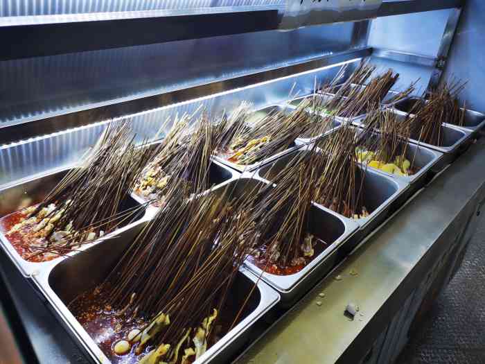 皇城钵钵鸡-"夜市摊位,傍晚开始出摊,两个小哥态度特别.