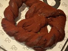 榛子巧克力酥皮碱水结-B&C黄油与面包·THE GARDEN BAKERY概念店(世纪汇店)