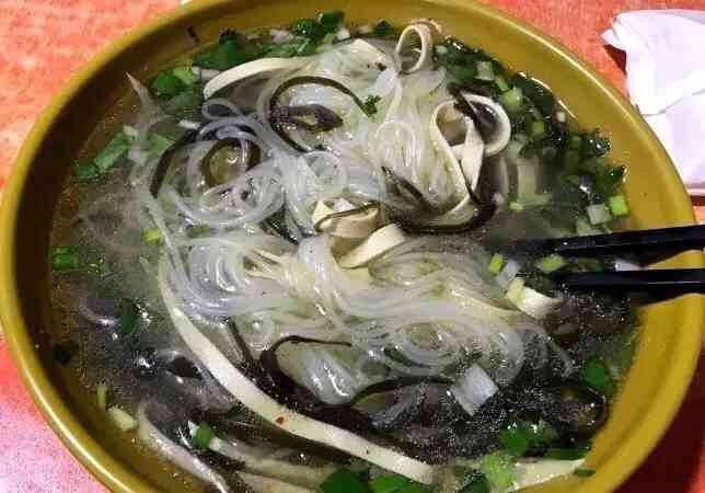 海带米线-"感觉汤真的是骨头汤哈哈哈哈加上海带的鲜味.