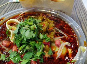 在星力百货负一楼，西安小吃，香辣米线，肉夹馍