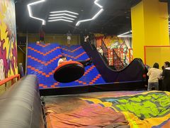 -爱蹦iBOON蹦床运动馆(江汉店)