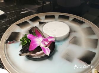 之前一直吃的是酒店里的冷盘烤鳗鱼，还没吃过现烤的