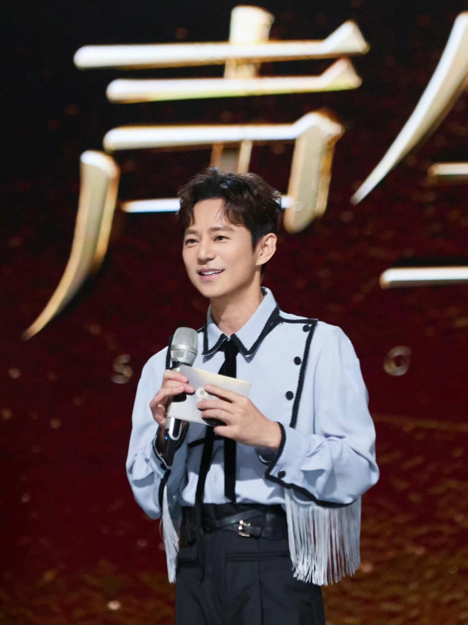 何炅老师:用语言点亮舞台,用魅力征服观众!