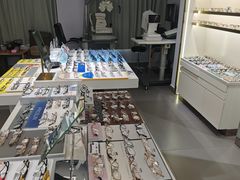 -视野联行眼镜•蔡司•依视路(温江店)