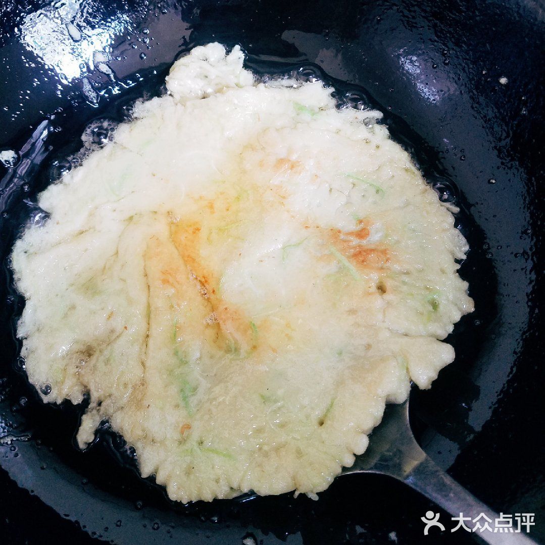 晚餐喝稀饭来个香喷喷的丝瓜蛋饼吧