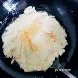 晚餐喝稀饭来个香喷喷的丝瓜蛋饼吧