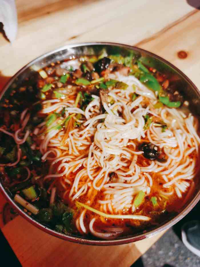 顺江烧肉米线-"#路边摊的魅力# 从火山地质公园出来,找..."-大众点评