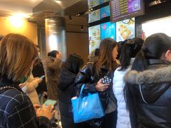 等位区-麦当劳(展览路店)