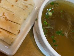 牛肉汤泡饼-台北楚楚园馅饼粥(虹桥南丰城店)