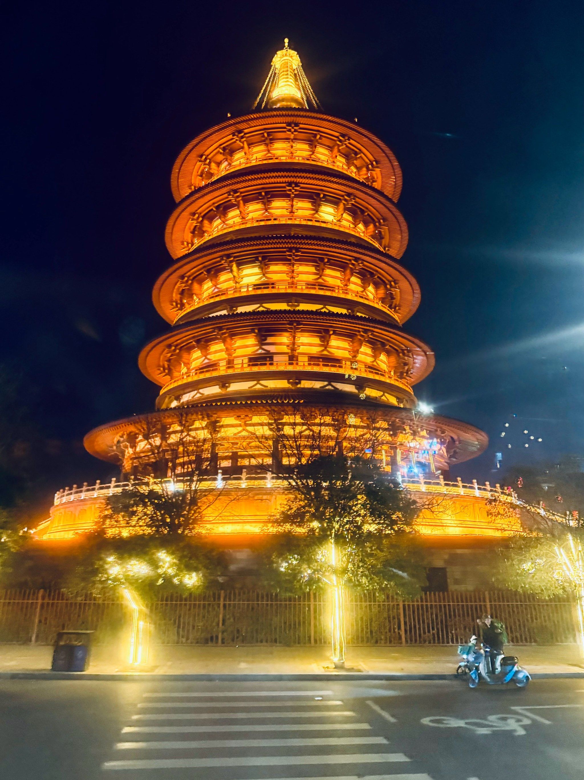 亮了灯的明堂天堂果然不一样