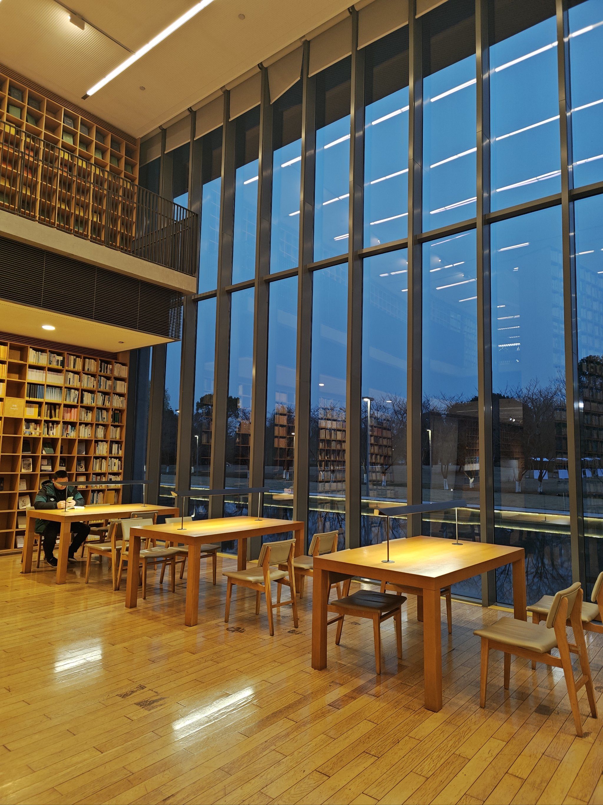 拥有大落地窗的图书馆