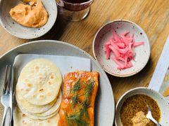 烟熏三文鱼配烤饺子皮和芥末籽酱-BOR Eatery(安福路店)