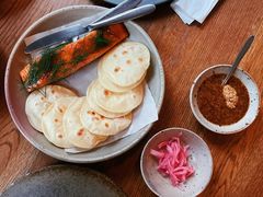 烟熏三文鱼配烤饺子皮和芥末籽酱-BOR Eatery(安福路店)
