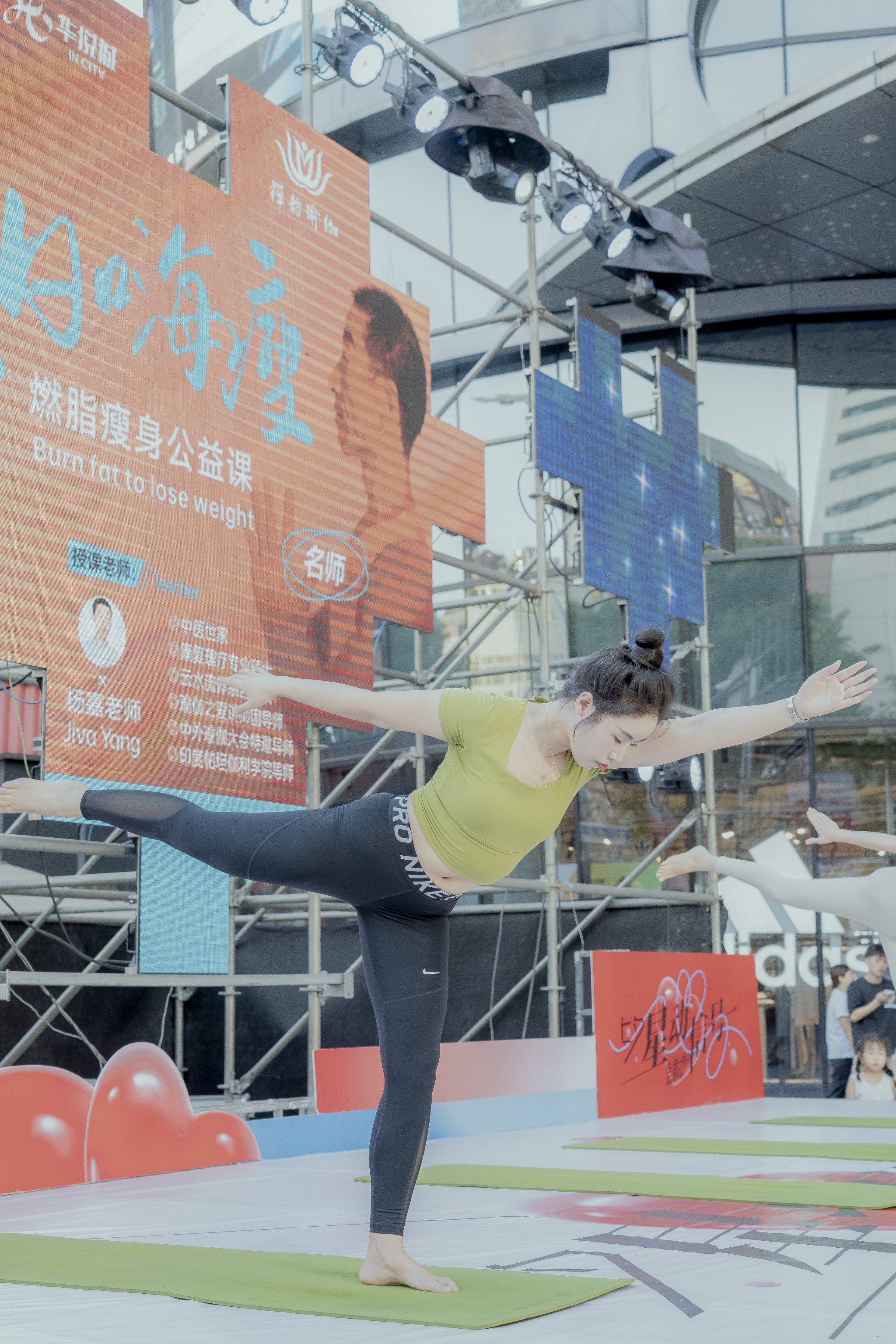 姐妹们的室外运动时光,尽在禅韵瑜伽!