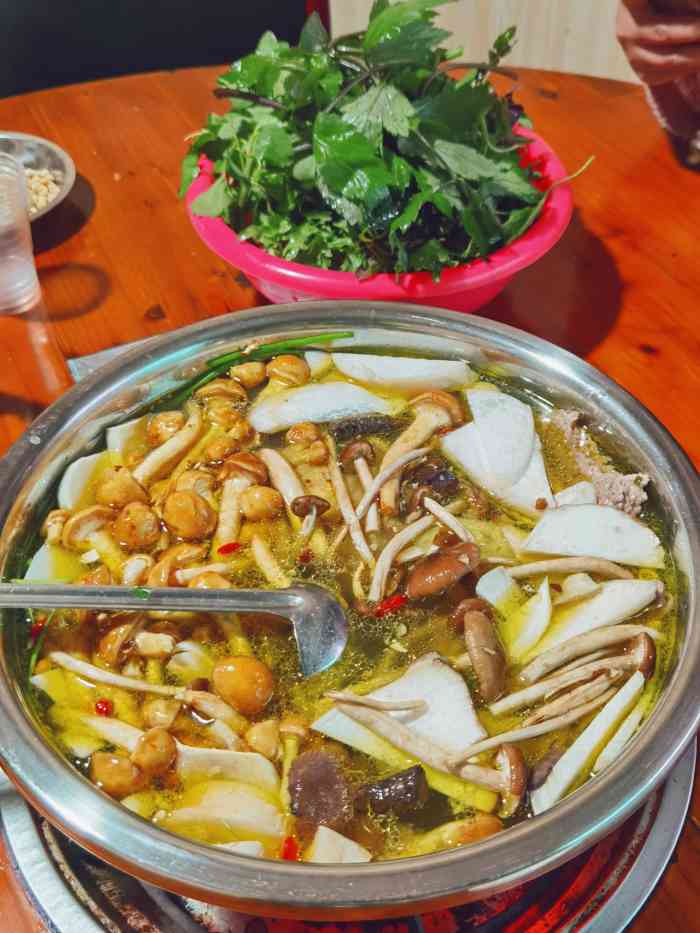 红玲肉饼野生菌火锅店-"这家店是在点评上看的,排名第一,去吃了一.