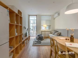 客餐厅整体空间以白色和原木为主，没有高彩度跳跃性的饱
