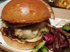 鹅肝和牛汉堡配沙拉-Cooking Man(中懋天地店)