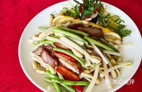 Bean Sprout Stir-fry with Pork Neck