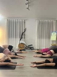 -闺蜜瑜伽·普拉提女性塑形馆