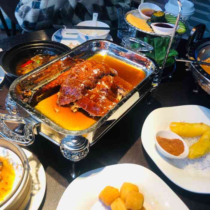 鹅夫人(苏州圆融店)-"环境不错,就是服务员不怎么热情,跟餐厅收.
