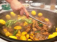 小鸡炖蘑菇-小火炕铁锅炖鱼