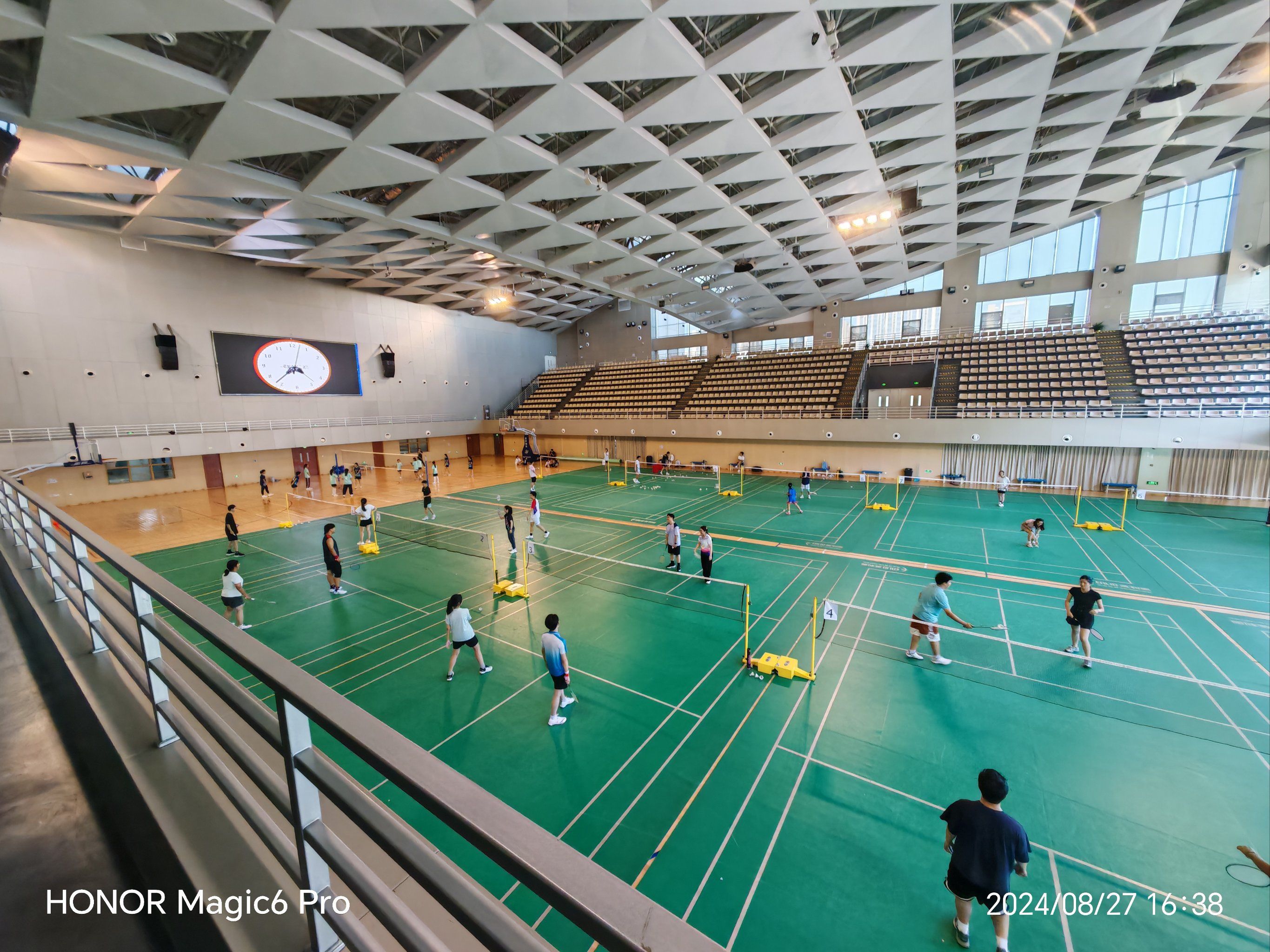 尤其这座体育馆,宏伟大气,里面篮球场排球场乒乓球馆羽毛球场游泳馆应