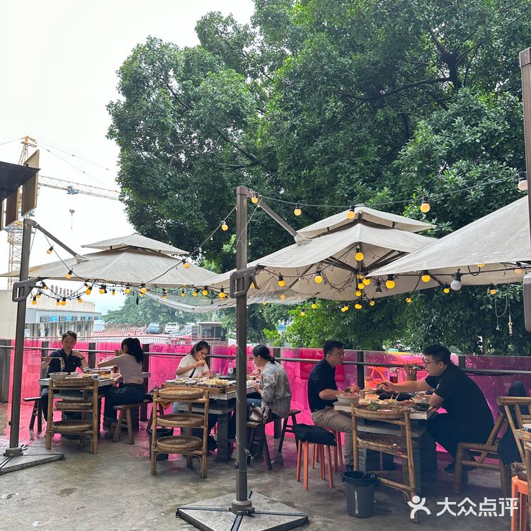 藏在鹅岭二厂景区里盖碗茶老火锅!