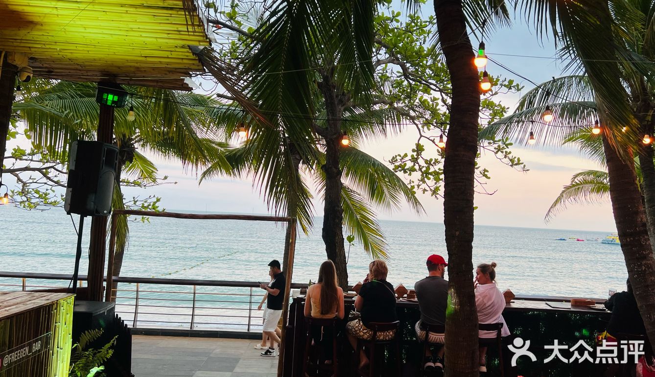 谁会拒绝吹着海风看着海浪享受美食呢！