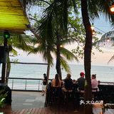 谁会拒绝吹着海风看着海浪享受美食呢！