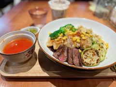 （低温慢烤）牛肉鸡排时蔬杂粮饭-POKEE VIA&Brunch·维娅(重庆来福士店)