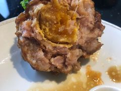 鸭蛋黄狮子头-梅飞酒家(名辉豪庭店)