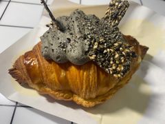 浓香黑芝麻可颂-PAOPAO Bakery&Café(港汇店)