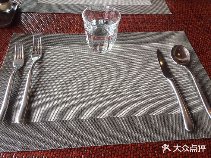 璟象酒店-爱丽坊景观餐厅餐具摆设图片