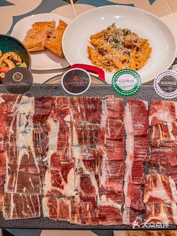 幸福就是面包夹火腿，配着红酒越吃越有