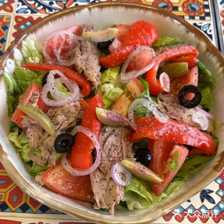 夜晚的烛光与美味佳肴