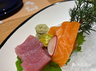 被爱吃的朋友框来品尝日料，没想到环境意外的好；在门口