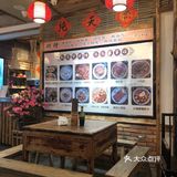 环境： 带复古的样式，用的老式桌椅板凳有种小时候在老