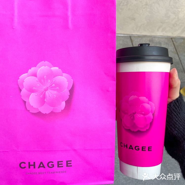 霸王茶姬真的太会了吧!新出的小粉杯妥妥奶茶届颜值博主呀!