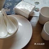 工作人员很早就不让排队等位了。其实在叫号的过程中