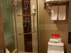 特惠大床房-莫泰酒店(上海虹桥北新泾地铁站天山路店)