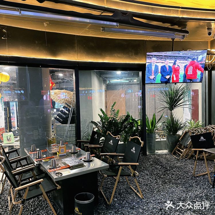 这家店露营氛围感拉满啦!露营风烧烤吧很夏天