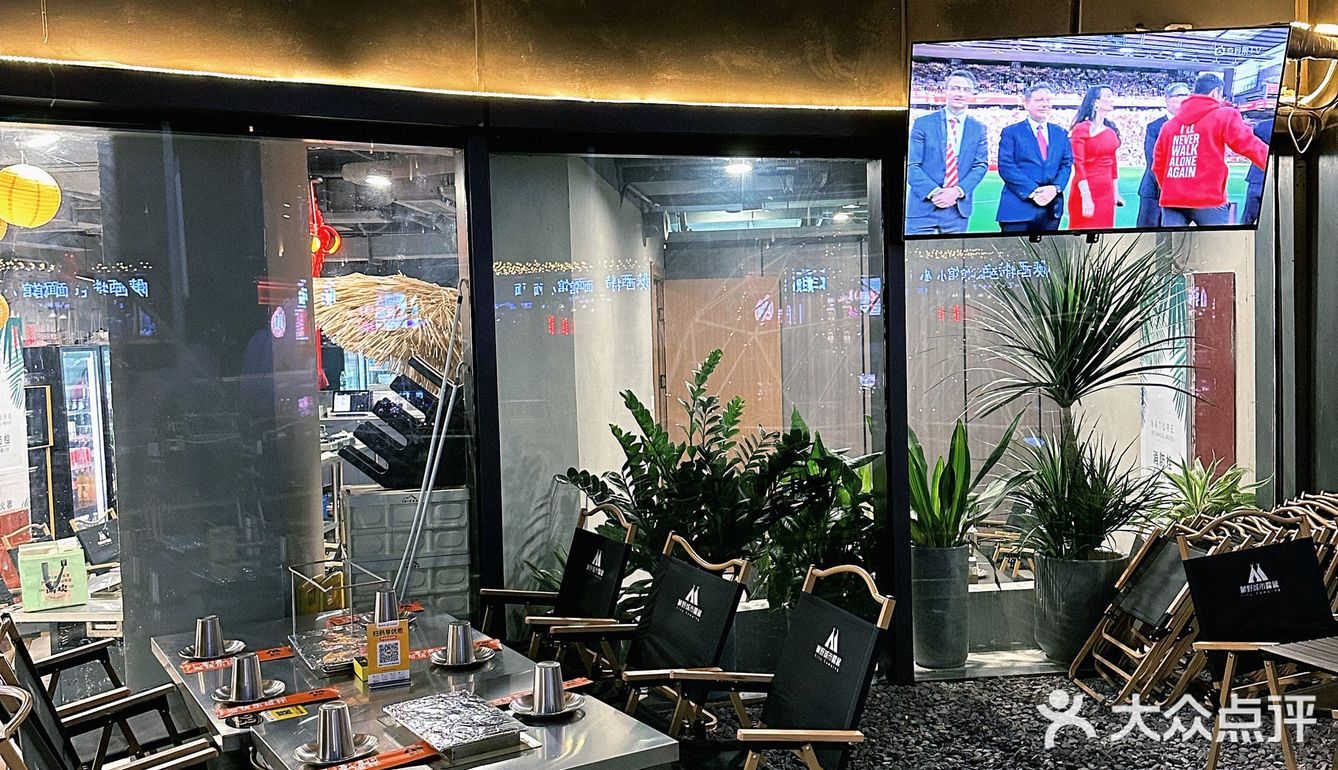 这家店露营氛围感拉满啦！露营风烧烤吧很夏天