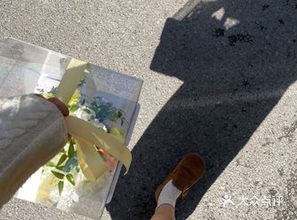 创作了一款以冰激淋桔梗为“奶油”，点缀的蓝星花、各色